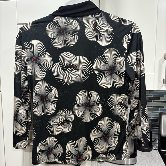 ✨3/$20 Hidden Lotus vintage top - Picture 5 of 5